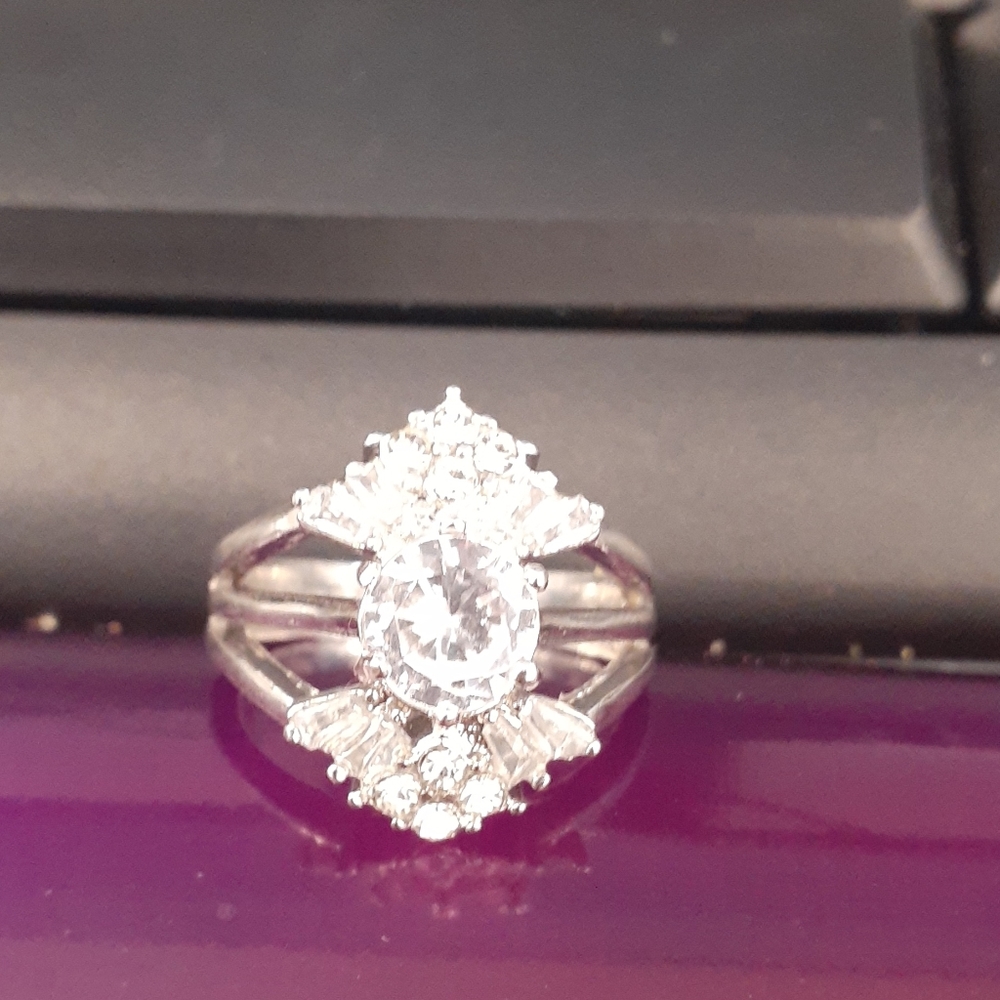 Wedding Ring Round Solitaire with Guard 7